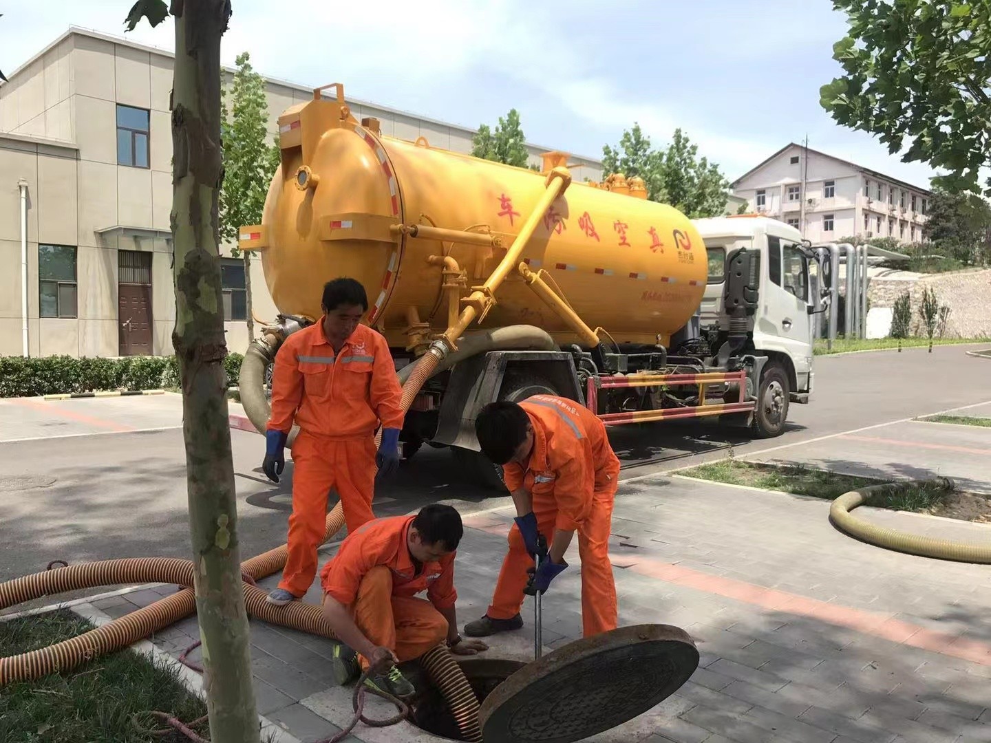 海宁管道疏通车停在窨井附近