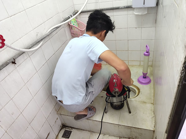 海宁管道堵塞冒臭气 专业师傅现场解决问题