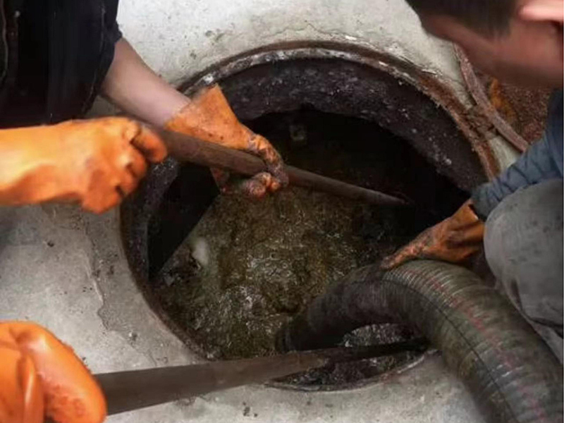 海宁清理化粪池时如何避免沼气的危害？